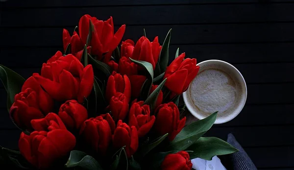 Widok Tulipany Filiżankę Kawy — Zdjęcie stockowe