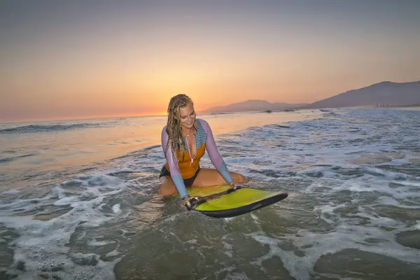 Woman Sitting Surfboard Los Lances Beach Tarifa Cadiz Andalucia Spain — Stock Photo, Image