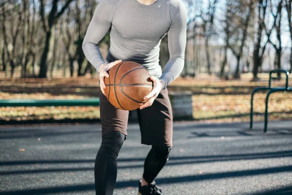Мужчина Играет Баскетбол Парке Минск Беларусь — стоковое фото
