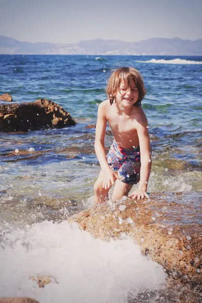 Junge Spielt Meer Escala Girona Spanien — Stockfoto