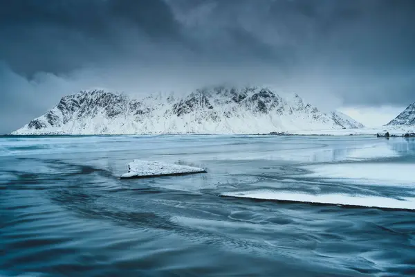 Vista Panoramica Sulla Spiaggia Ghiacciata Flakstad Lofoten Norvegia — Foto Stock