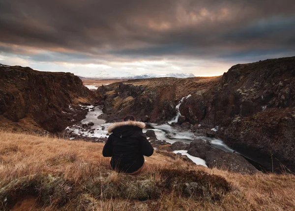 Widok Tyłu Kobieta Siedzi Skały Patrząc Zachód Słońca Islandia — Zdjęcie stockowe