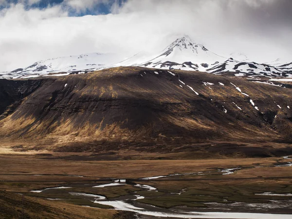 Vista Panorâmica Das Montanhas Cobertas Neve Primavera Islândia — Fotografia de Stock