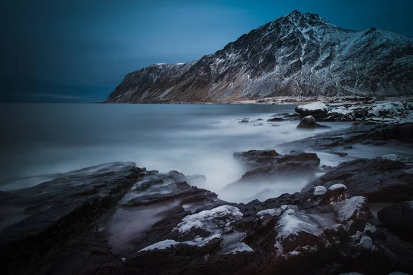 Vacker Utsikt Över Snötäckta Berg Lofoten Flakstad Nordland Norge — Stockfoto