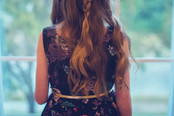 Вид Сзади Девушку Вечернем Платье Выглядывающую Окна — стоковое фото