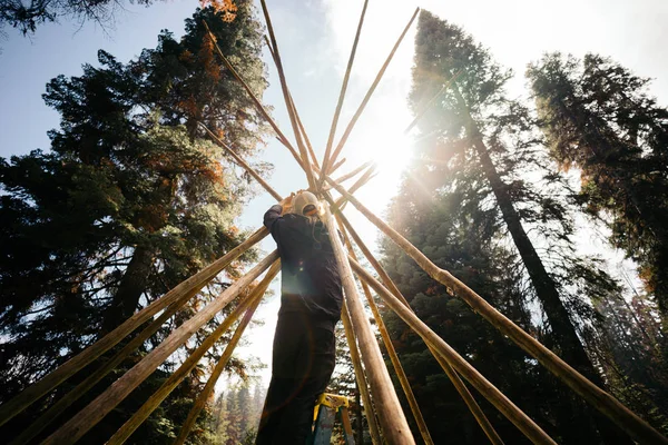 Man Building Tipi Struktura Sequoia National Forest Kalifornia Stany Zjednoczone — Zdjęcie stockowe