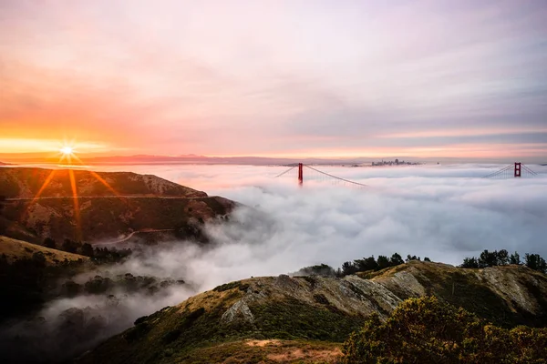 霧日の出 サンフランシスコ カリフォルニア州 アメリカでゴールデン ゲート ブリッジ寝返り — ストック写真