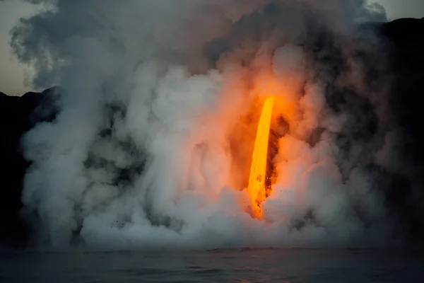 熔岩从熔岩管流入太平洋 夏威夷 — 图库照片