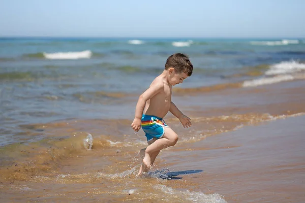 ギリシャのコルフ島の海から流れてくるビーチで男の子 — ストック写真