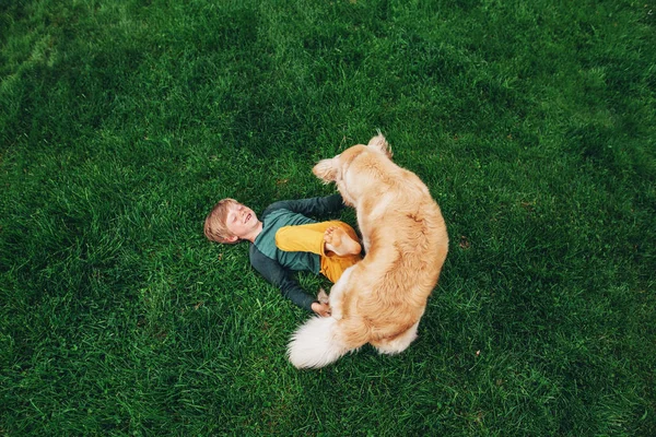Вид Зверху Хлопчика Лежить Траві Грає Своїм Золотим Собакою Ретривером — стокове фото