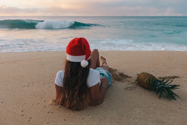Woman Wearing Christmas Santa Hat Lying Beach Next Pineapple Haleiwa — Stock Photo, Image