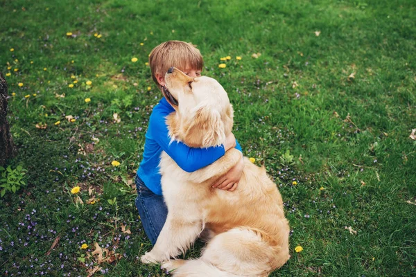 Νεαρό Αγόρι Παίζει Golden Retriever Σκυλί Έξω Στο Γρασίδι — Φωτογραφία Αρχείου