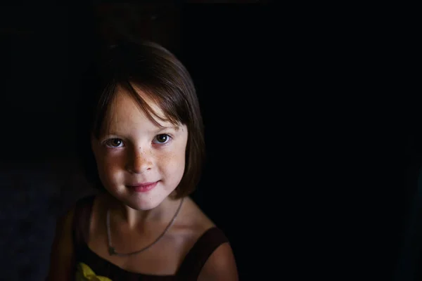 Retrato Uma Menina Sorridente — Fotografia de Stock