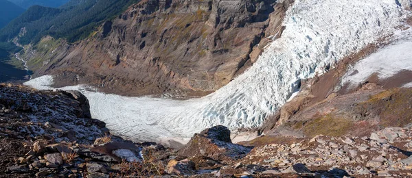 明るい太陽の下で岩に囲まれた氷河は — ストック写真