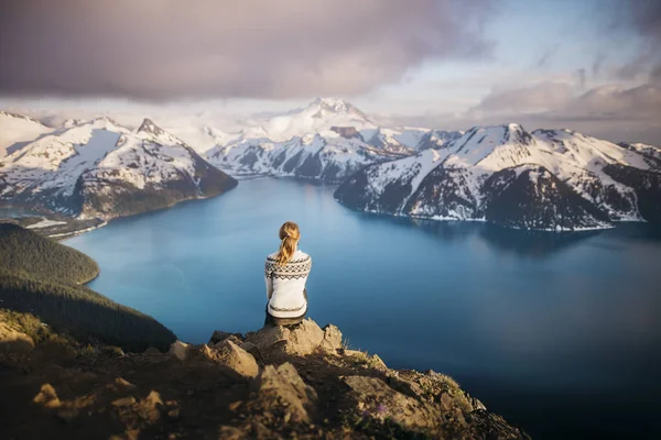 Mulher Sentada Rochas Olhando Para Vista Lago Garibaldi Colúmbia Britânica — Fotografia de Stock