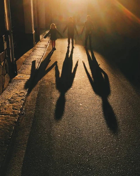 Três Crianças Andando Pela Rua Mãos Dadas — Fotografia de Stock