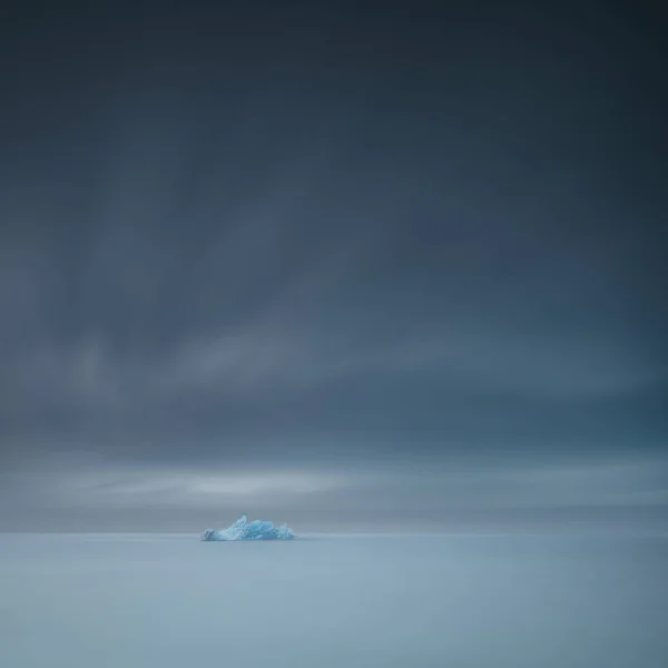 Vista Panorâmica Iceberg Flutuando Uma Lagoa Akrahreppur Região Noroeste Islândia — Fotografia de Stock