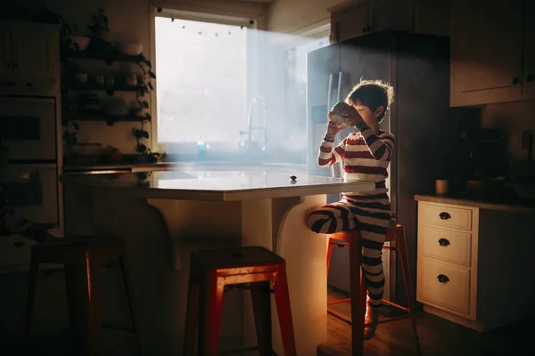 Хлопчик Стоїть Кухні Їсть Свій Сніданок Ранковому Світлі — стокове фото