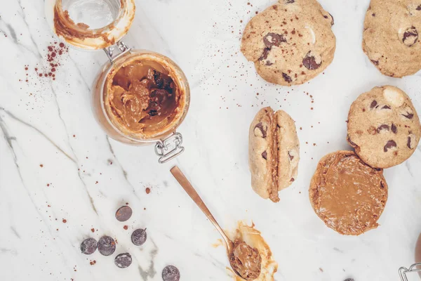 Chocolate Chip Cookie Kanapkę Toffi Widok Zbliżenie — Zdjęcie stockowe