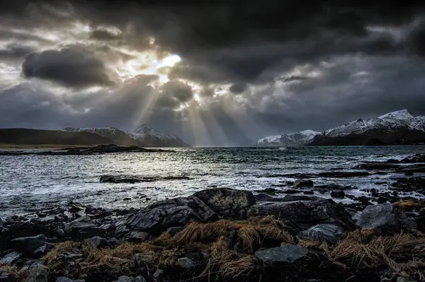 Солнечный Свет Сквозь Облака Капризном Небе Остленд Лоффенхайм Норвегия — стоковое фото