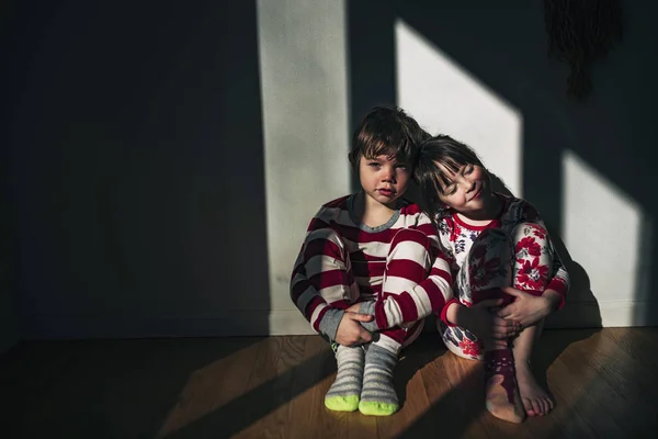 Niño Niña Sentados Suelo Apoyados Contra Una Pared — Foto de Stock