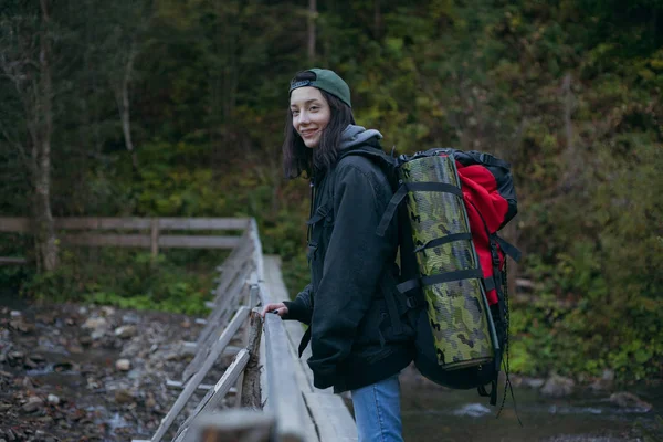 Wanderin Steht Auf Einer Brücke Ukraine — Stockfoto