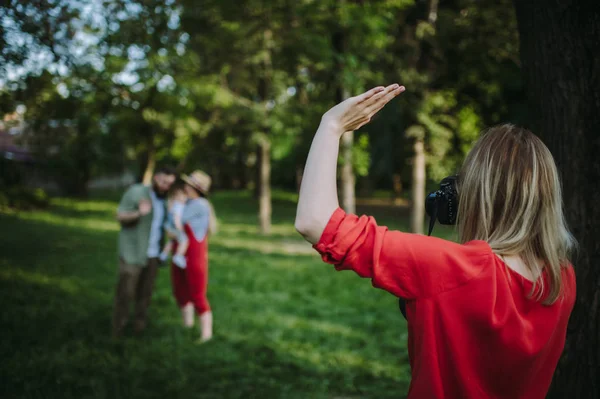 Donna Piedi Nel Parco Salutando Una Madre Padre Con Loro — Foto Stock