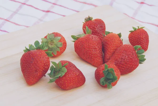 Nahaufnahme Von Erdbeeren Auf Einem Schneidebrett — Stockfoto