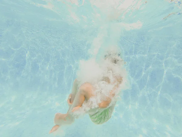 Jongen Springen Een Zwembad — Stockfoto