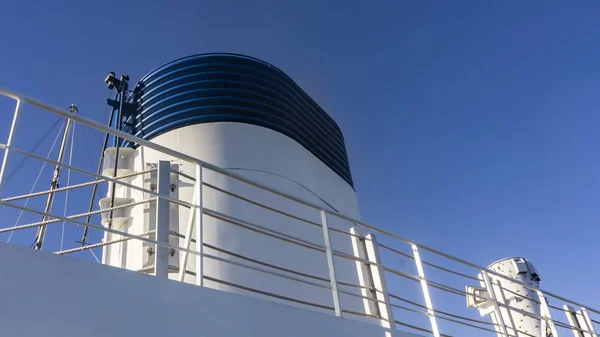 巡航船煙突の低角度ビュー — ストック写真