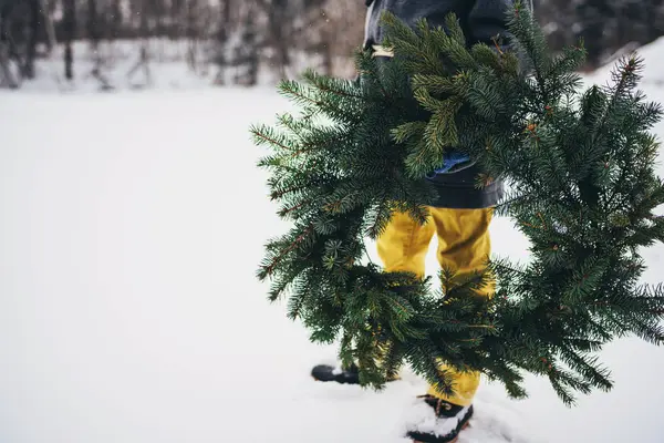 クリスマスリースを持つ少年のトリミングされた画像 — ストック写真