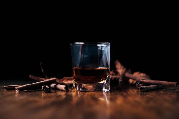 Whisky Mit Zimt Und Eis Auf Schwarzem Hintergrund — Stockfoto