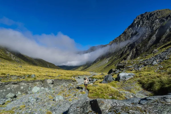 Man Turistika Horním Rees Valley Aspiring National Park Jižní Ostrov — Stock fotografie