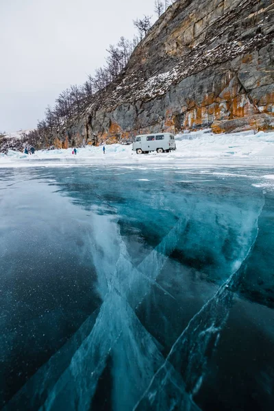 Άνθρωποι Στέκονται Στην Άκρη Μιας Παγωμένης Λίμνης Σιβηρία Ρωσία — Φωτογραφία Αρχείου