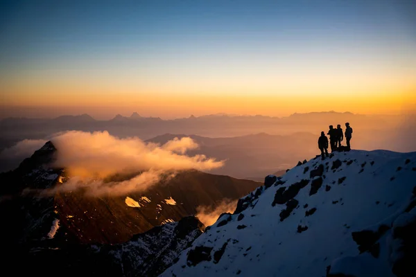 Gruppe Von Menschen Auf Dem Gipfel Des Berges Bei Sonnenuntergang — Stockfoto