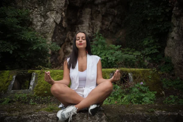 Mulher Sentada Parque Meditando Bósnia Herzegovina — Fotografia de Stock