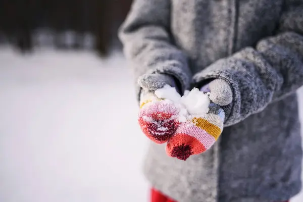Nahaufnahme Der Hände Eines Mädchens Das Schnee Hält — Stockfoto