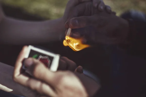 Vrouw Die Een Mans Hand Vasthoudt Terwijl Hij Een Lucifer — Stockfoto