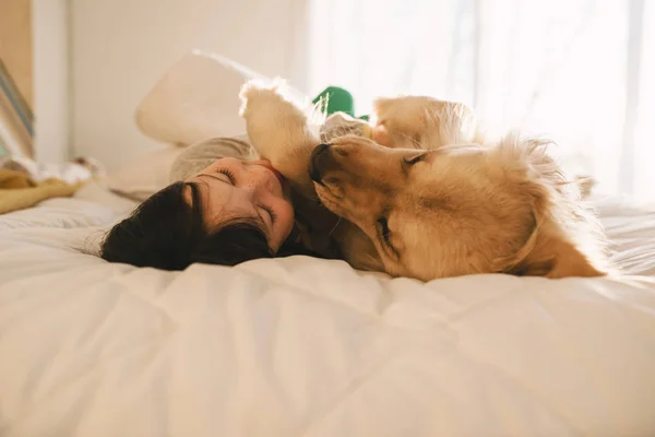 Girl Lying Bed Her Golden Retriever Dog — Stock Photo, Image