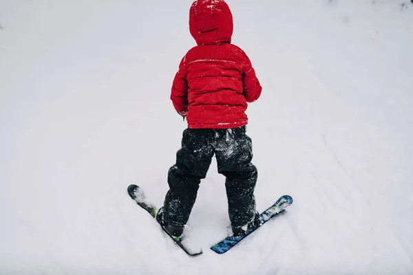 男孩做雪犁的后视镜 — 图库照片