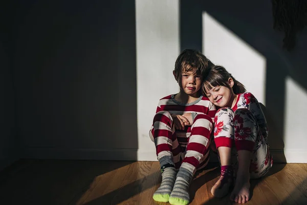 Junge Und Mädchen Schlafanzug Sitzen Sonnenlicht Auf Dem Fußboden — Stockfoto