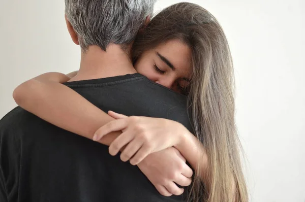 Εφηβικό Κορίτσι Αγκαλιάζει Τον Πατέρα Της — Φωτογραφία Αρχείου