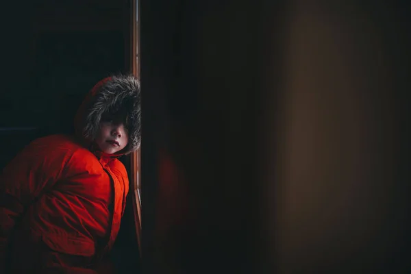 Мальчик Зимней Куртке Стоит Входной Двери — стоковое фото