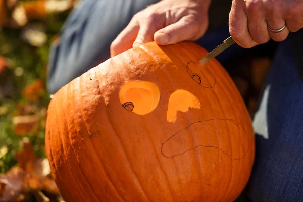 Gros Plan Homme Sculptant Une Citrouille Halloween États Unis — Photo