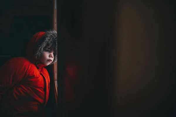 Niño Vistiendo Una Chaqueta Invierno Pie Junto Puerta —  Fotos de Stock