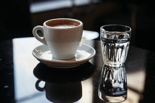 Primer Plano Una Taza Café Vaso Agua Sobre Una Mesa —  Fotos de Stock
