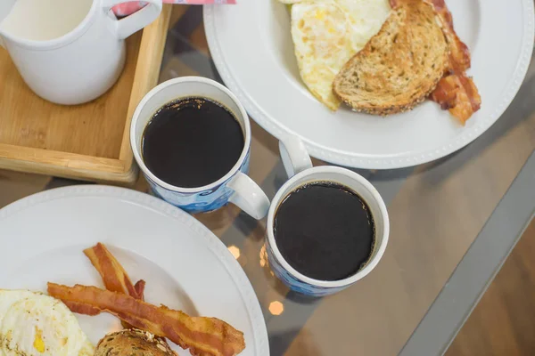 Spek Ontbijt Met Zwarte Koffie — Stockfoto