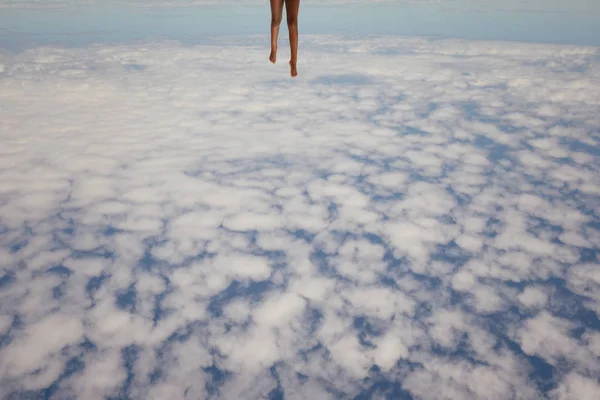 Meisje Dat Boven Wolken Rent — Stockfoto