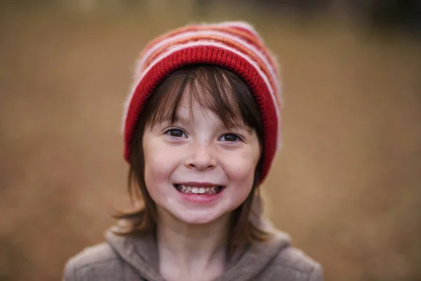 Tüylü Şapka Takan Gülümseyen Bir Kızın Portresi — Stok fotoğraf