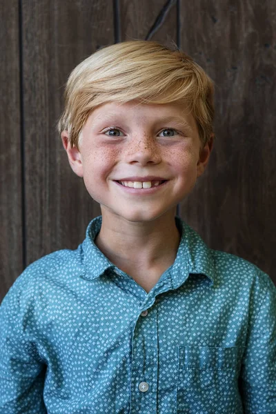 Çilli Gülümseyen Bir Çocuğun Portresi — Stok fotoğraf
